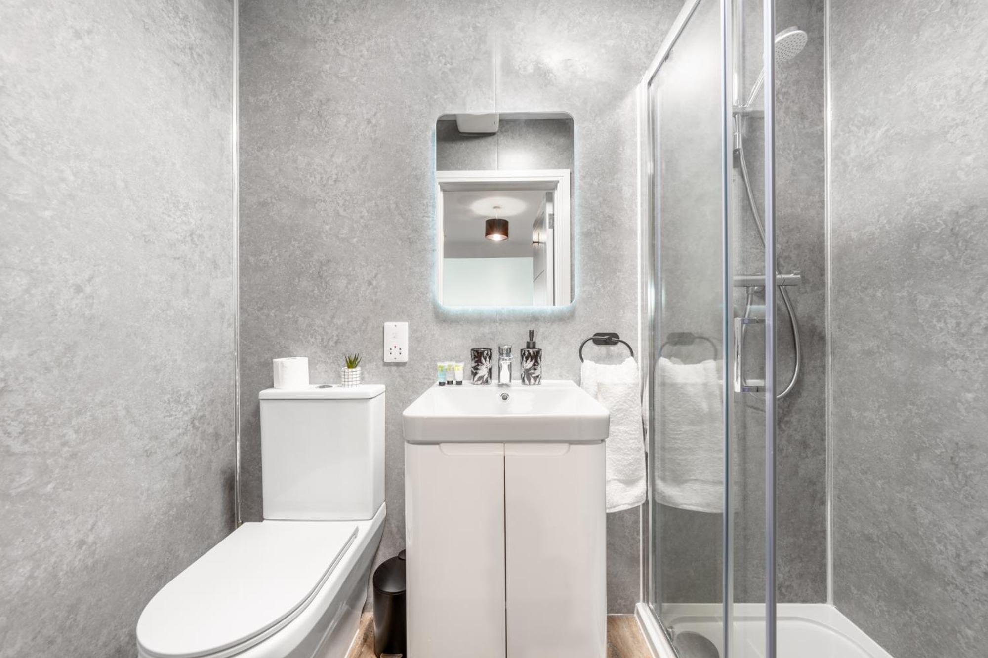 Potters Bar - Free Parking - Private Bathroom - Netflix - 4 Mins Walk To Station - 20 Mins Direct Trains To London Extérieur photo