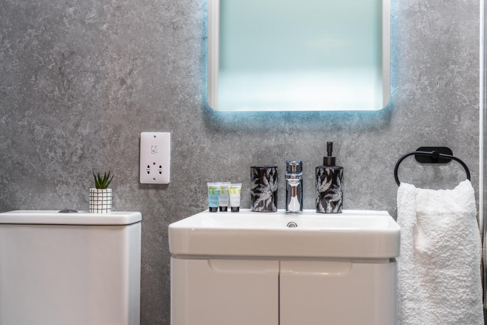 Potters Bar - Free Parking - Private Bathroom - Netflix - 4 Mins Walk To Station - 20 Mins Direct Trains To London Extérieur photo